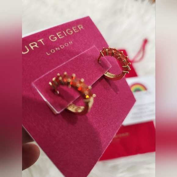 🔹️ KURT GEIGER🔹️ LONDON orange crystal Huggie Earrings ✨️ 🌈 - Picture 3 of 9